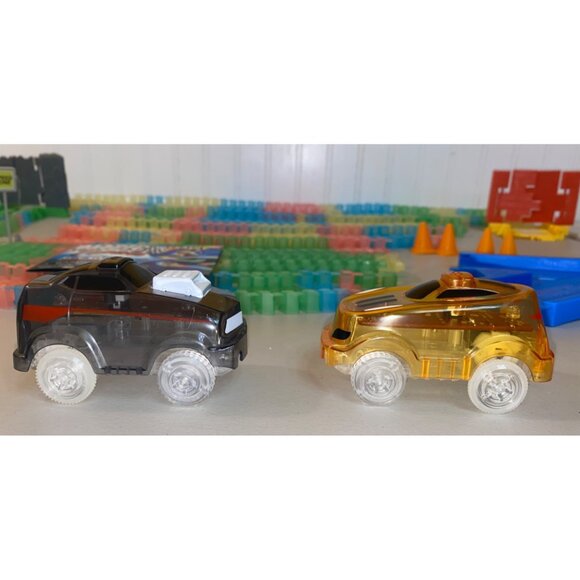 Magic Tracks Glow In The Dark Racing Set With 2 Cars & Accessories - Picture 5 of 15